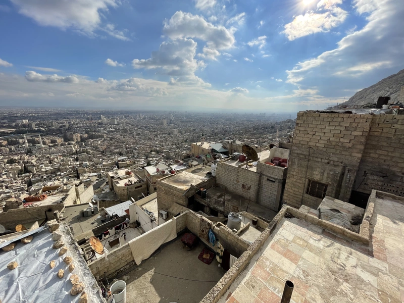 Bewölkter Himmel über den Dächern von Damaskus in Syrien